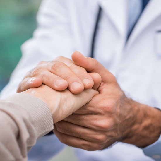 La mano traumática es una condición que engloba lesiones agudas o crónicas sufridas en la mano como resultado de un evento traumático. Puede variar desde heridas superficiales hasta fracturas complejas o amputaciones parciales