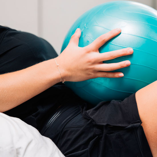 Paciente realizando ejercicio terapéutico con pelota en tratamiento de suelo pélvico