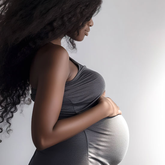 Mujer embarazada sujetando el abdomen en imagen relacionada con suelo pélvico y embarazo