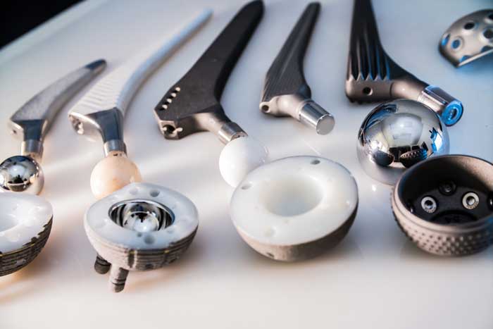 Prótesis de cadera, cirugía de reemplazo de la articulación. Prótesis y componentes de cadera sobre mesa clínica.