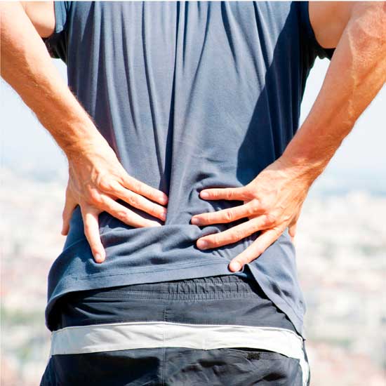 hombre con dolor en la zona lumbar y la cadera