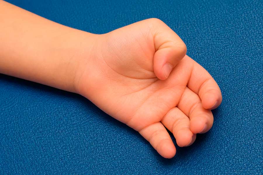 Dedo en resorte infantil en pulgar