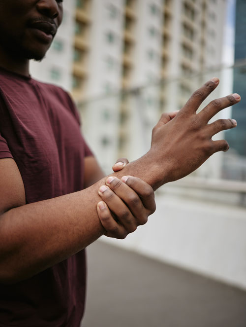 Dolor de muñeca y mano por lesiones deportivas o traumáticas. Causas, síntomas y tratamientos